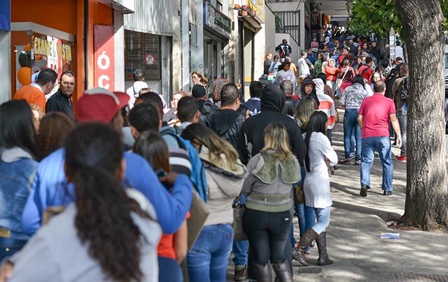 Feir�o com 250 vagas de emprego atrai cerca de 4 mil pessoas no centro de Belo Horizonte (MG), nesta sexta-feira 