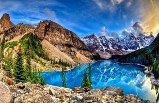 Amazing blue lake reflecting the mountains