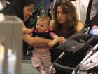 Letícia Spiller passeia com a filha (superfofucha!) no Rio