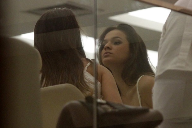 Bruna Marquezine vai ao salão de beleza em shopping na Barra da Tijuca no Rio (Foto: Marcos Ferreira/ Photo Rio News)