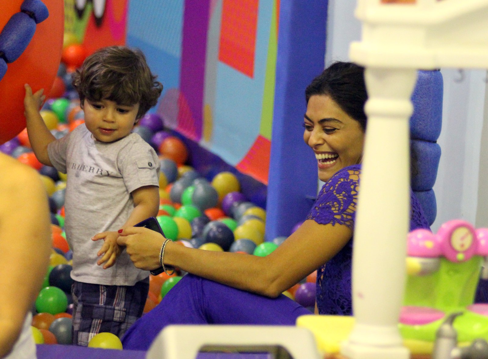 Juliana Paes decidiu acompanhar o filhote, Pedro, em um parquinho do shopping e caiu dentro da piscina de bolinhas com ele. Que farra boa! 