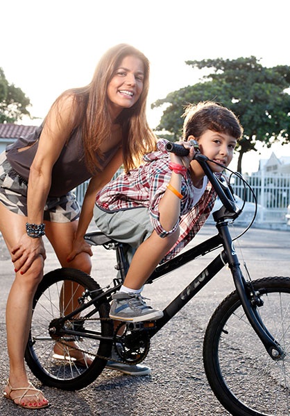 Nívea Stelmann e Miguel na preparação para a brincadeira. O menino é fã de bicicleta e esportes radicais.