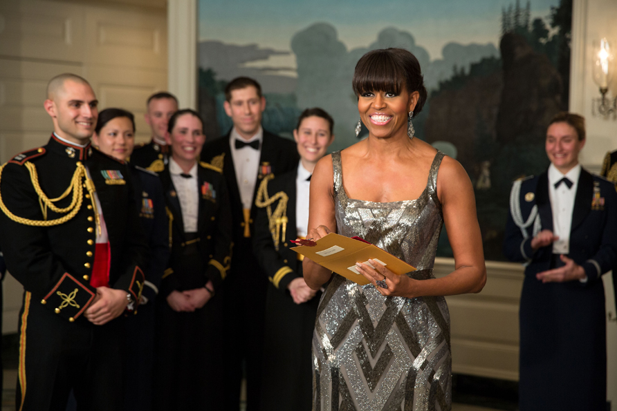 Michelle Obama arrasou no Oscar de 2013, ao apresentar a categoria de Melhor Filme a bordo de um longo prateado feito sob medida pelo estilista Naeem Khan