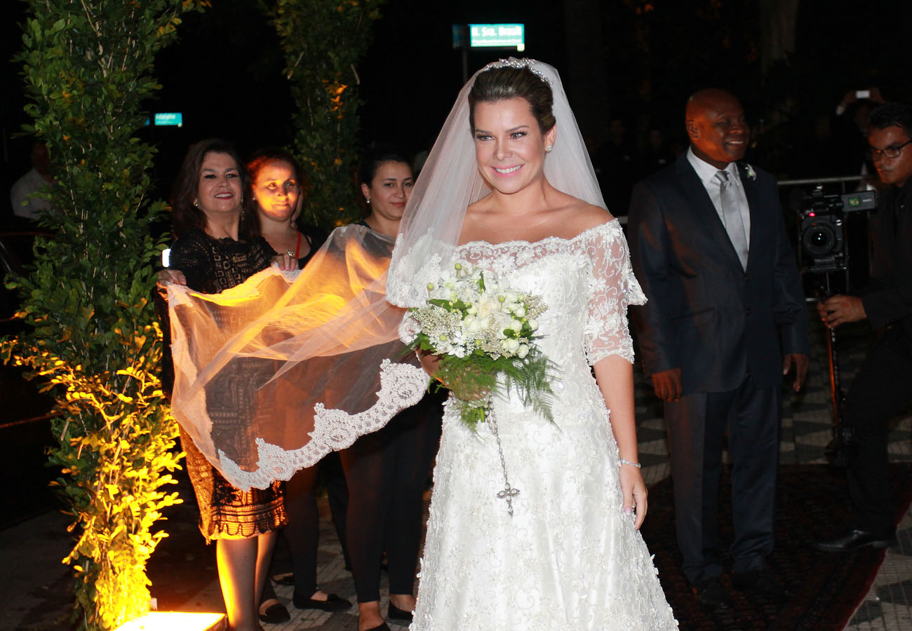 Fernanda Souza chegando para o casamento nesta terça-feira, 24.