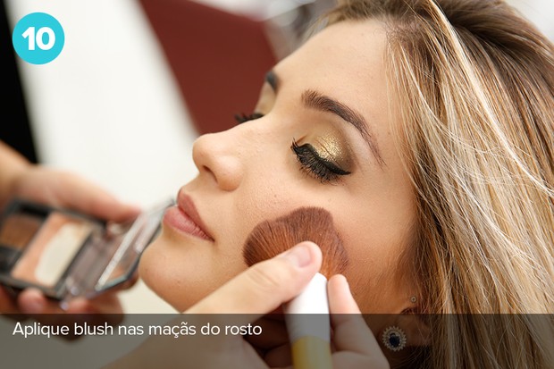 Décimo passo:  use blush nas maçãs do rosto (Foto: Marcos Serra Lima/EGO)