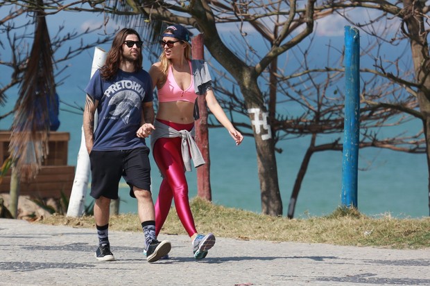  Ellen Jabour caminhando com seu namorado na orla da praia da Barra da Tijuca (Foto: Dilson Silva/AgNews)