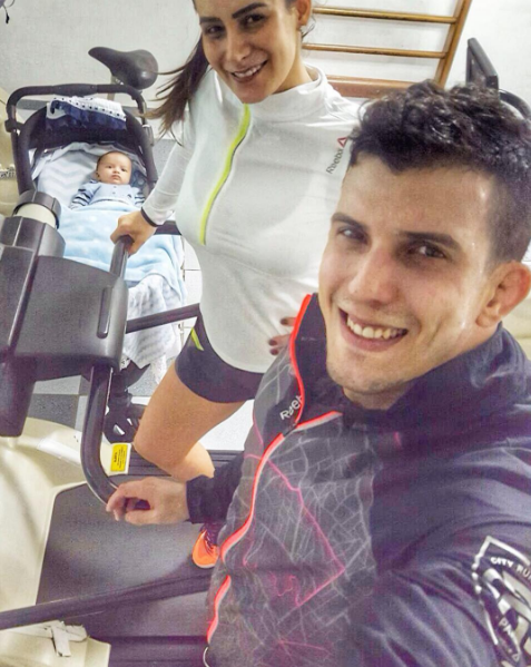 Lucilene Caetano e Felipe Sertanejo malhando com Theo ao lado (Foto: Reprodução / Instagram)