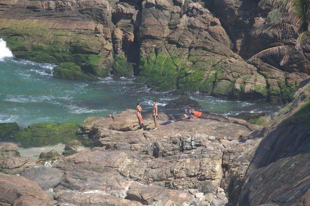 Cauã com a namorada na praia da Joatinga no Rio de Janeiro (Foto: AGNEWS )