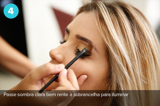 Quarto passo: use sombra clara bem rente a sobrancelha para iluminar (Foto: Marcos Serra Lima/EGO)