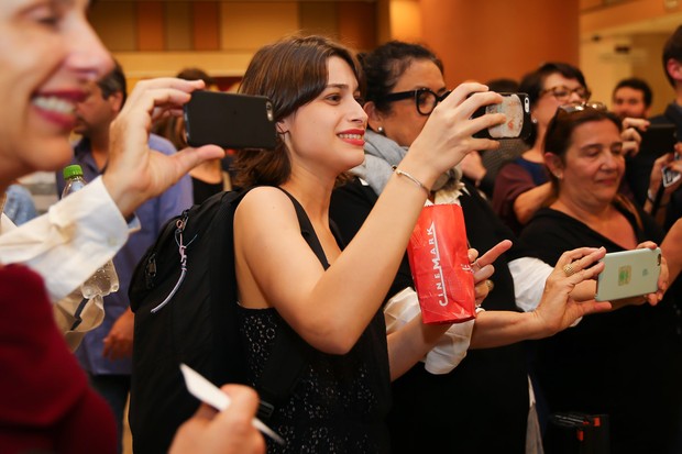 Luisa Arraes tieta a mãe (Foto: Manuela Scarpa/Brazil News)