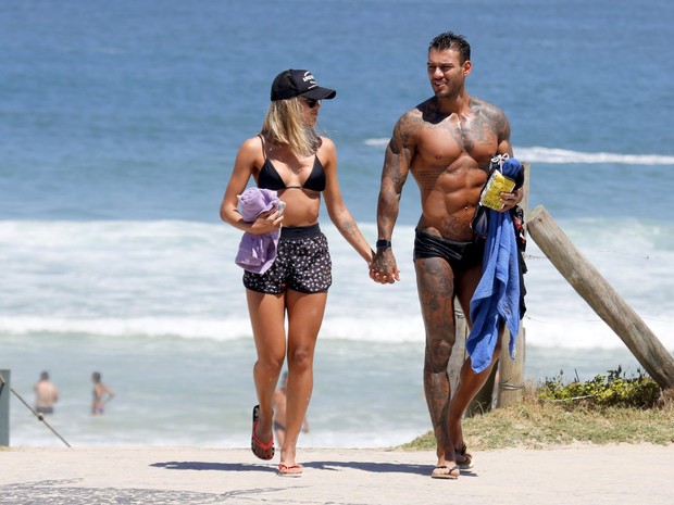 Lucas Lucco com loira em praia no Rio (Foto: Agnews)