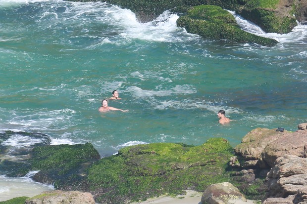 Cauã com a namorada na praia da Joatinga no Rio de Janeiro (Foto: AGNEWS )