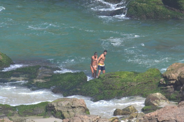 Cauã com a namorada na praia da Joatinga no Rio de Janeiro (Foto: AGNEWS )