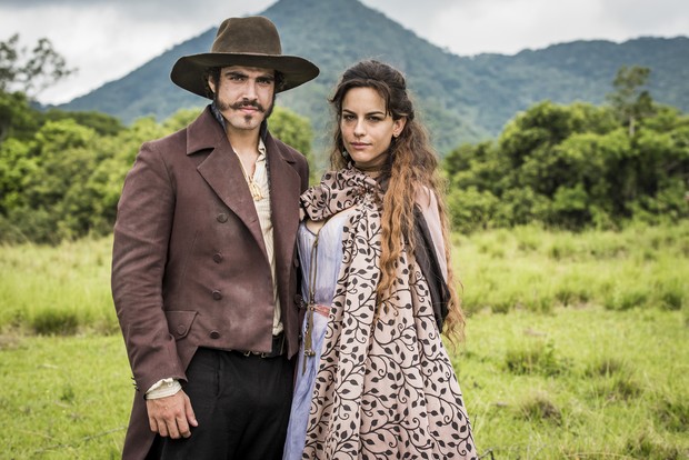 A atriz Luisa Micheletti vive a bailarina francesa Noémie e vai se envolver com Don Pedro, personagem de Caio Castro, na novela Novo Mundo  (Foto: TV Globo/Divulgação)