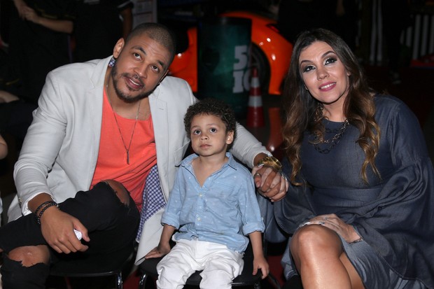 Simony com o filho e o marido (Foto: Thiago Duran/AgNews)