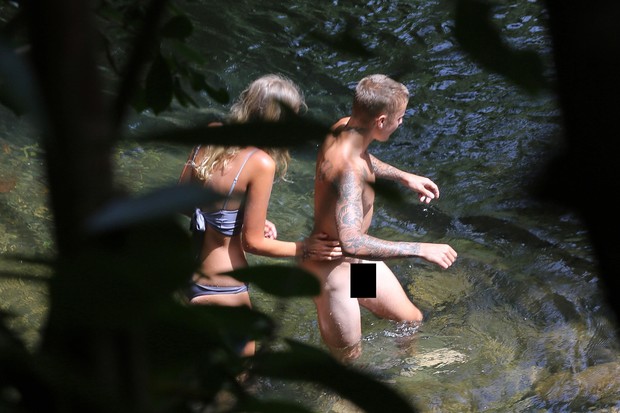 Justin Bieber nada pelado (Foto: AKM)