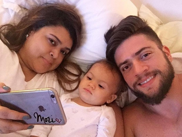 Preta Gil com o marido, Rodrigo Godoy, e a neta, Sol de Maria (Foto: Instagram/ Reprodução)