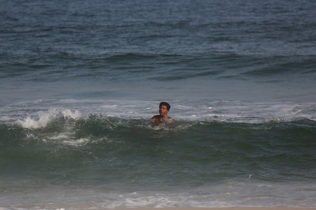 Luís Miranda na praia (Foto: Dilson Silva / Agnews)