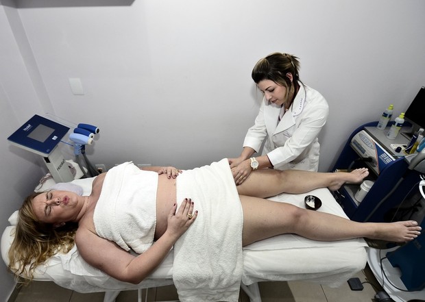 Ana Paula Almeida, ex paquita, em clínica de estética (Foto: Roberto Teixeira / EGO)