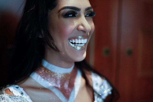 Bastidores Amanda Djehdian abrindo o carnaval no site EGO (Foto: Anderson Barros / EGO)