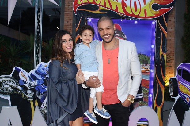 Simony com o filho e o marido (Foto: Thiago Duran/AgNews )