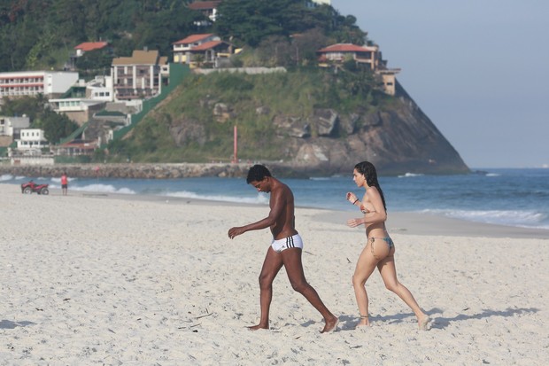 Luís Miranda na praia (Foto: Dilson Silva / Agnews)