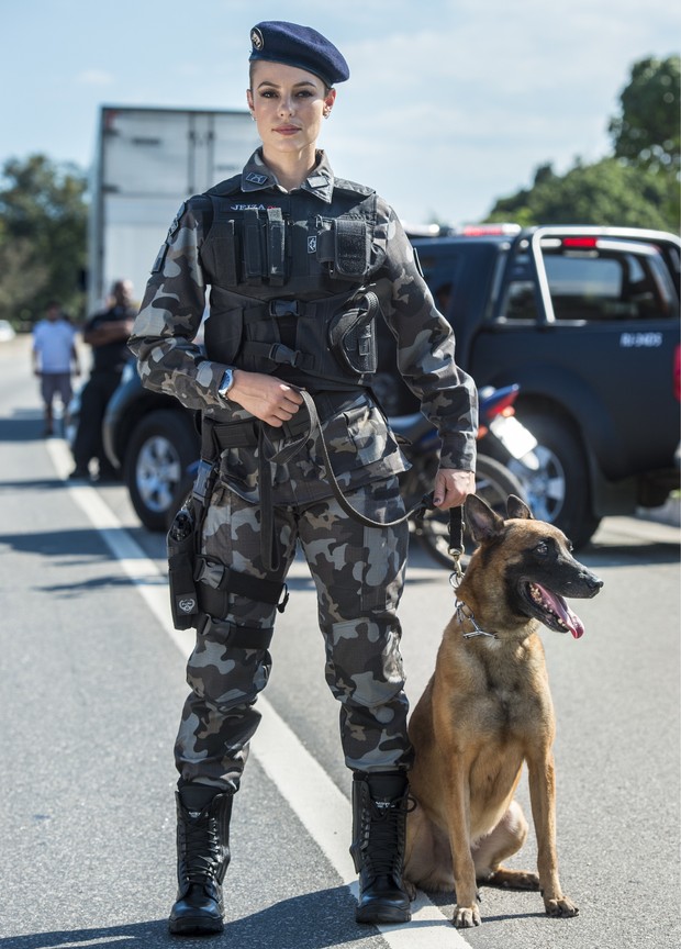 Paolla Oliveira caracterizada como a policial Jeiza  (Foto: Globo / Estevam Avellar)