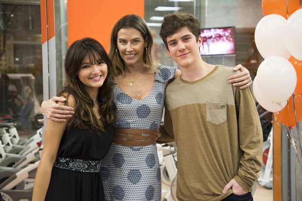 Deborah Secco com Barbara Maia e Caio Manhete na nova temporada de Malhação (Foto: Globo/Cesar Alves)