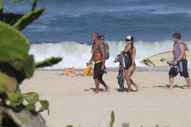 Kadu Moliterno na praia (Foto: Delson Silva / AgNews)