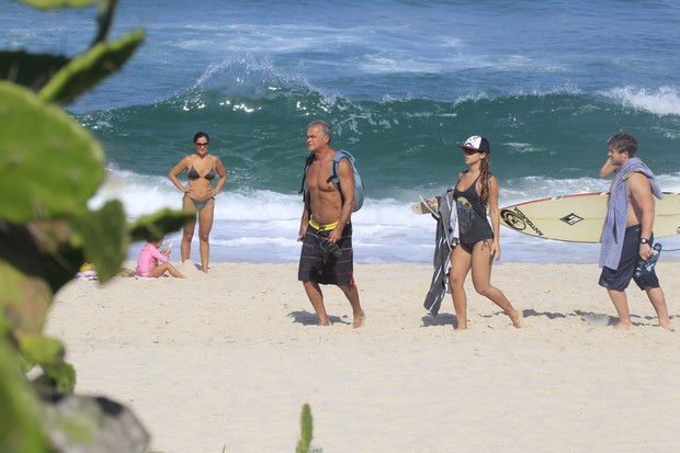 Kadu Moliterno na praia (Foto: Delson Silva / AgNews)