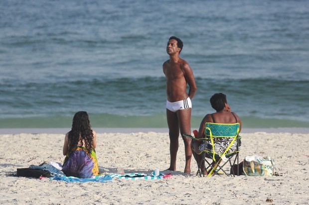 Luís Miranda na praia (Foto: Dilson Silva / Agnews)