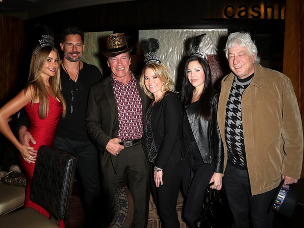 Sofia Vergara, Joe Manganiello, Arnold Schwarzenegger, Heather Milligan, Christa Campbell e o produtor Avi Lerner em festa em Las Vegas, nos Estados Unidos (Foto: Gabe Ginsberg/ Getty Images)