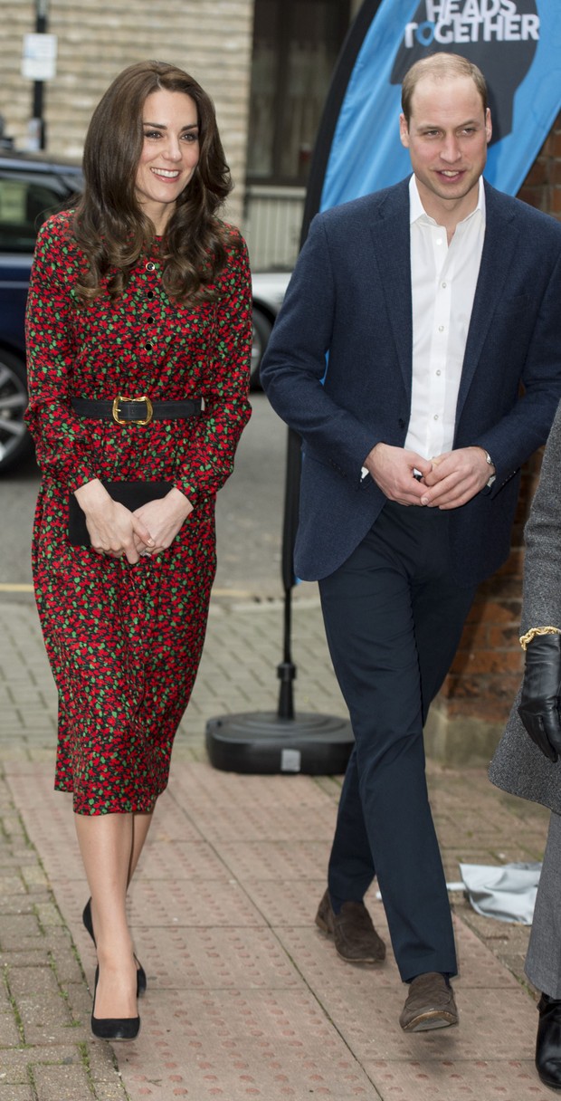 Kate Middleton usa vestido vermelho e verde de R$1,6 mil durante almoço natalino, em Londres (Foto: Getty Image)