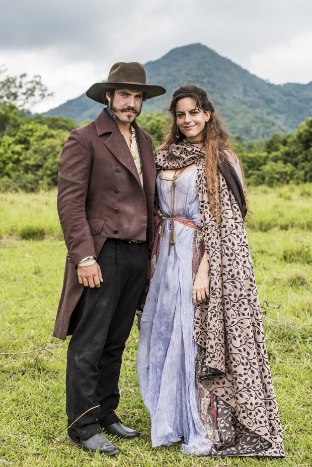 A atriz Luisa Micheletti vive a bailarina francesa Noémie e vai se envolver com Don Pedro, personagem de Caio Castro, na novela Novo Mundo  (Foto: TV Globo/Divulgação)