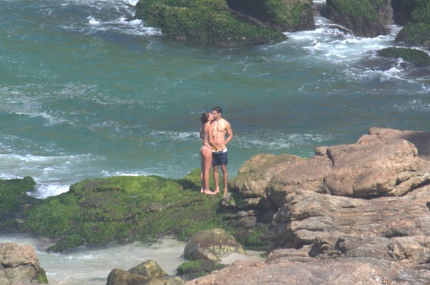 Cauã com a namorada na praia da Joatinga no Rio de Janeiro (Foto: AGNEWS )