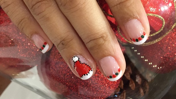 Passo a passo ensina a fazer unhas decorativas para o natal  (Foto: Cristiane Rodrigues/EGO)