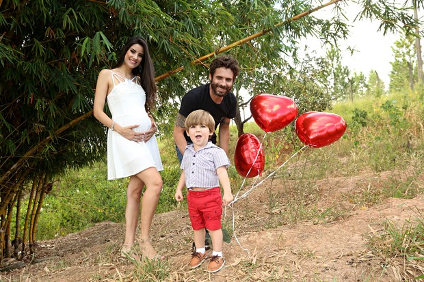 Thayra e Hudson com o filho Davi (Foto: Celso Tavares/EGO)