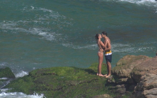 Cauã com a namorada na praia da Joatinga no Rio de Janeiro (Foto: AGNEWS )