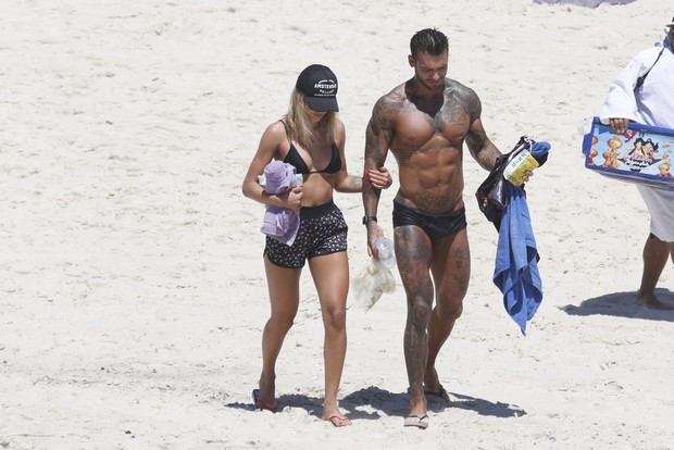 Lucas Lucco com loira em praia no Rio (Foto: AgNews)