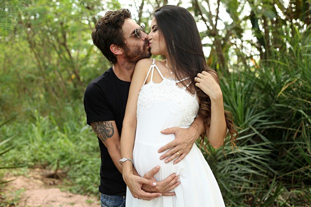 Thayra e Hudson com o filho Davi (Foto: Celso Tavares/EGO)