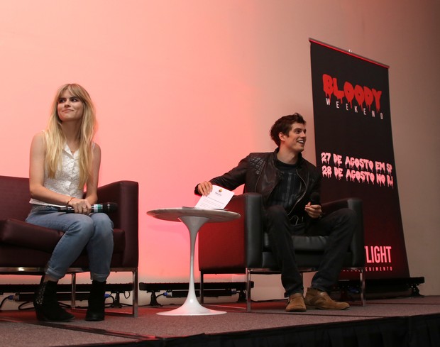  Os atores Daniel Sharman (da série TEEN Wolf) e Carlson Young (da série Scream) participam de encontro com fãs (Foto:  Thiago Duran/AgNews)