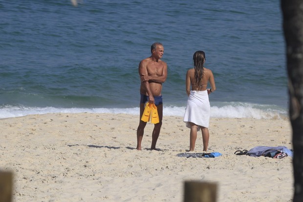 Kadu Moliterno na praia (Foto: Delson Silva / AgNews)