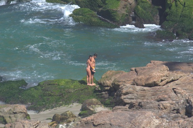 Cauã com a namorada na praia da Joatinga no Rio de Janeiro (Foto: AGNEWS )