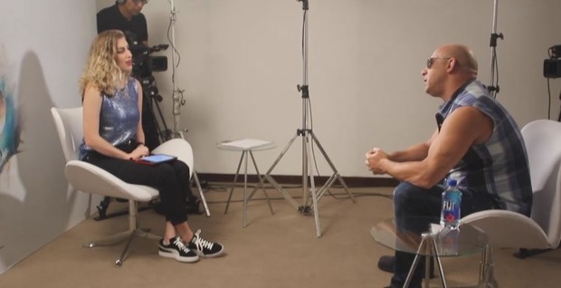 Carol Moreira entrevista Vin Diesel (Foto: Reprodução/Facebook)