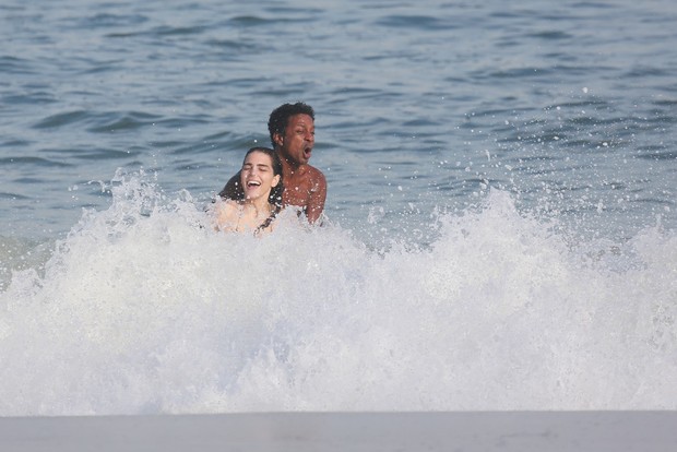 Luís Miranda na praia (Foto: Dilson Silva / Agnews)