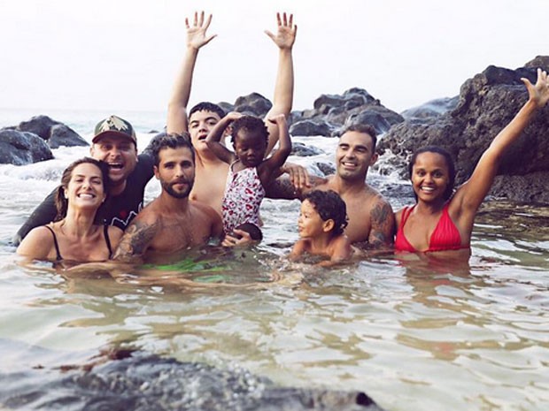 Giovanna Ewbank e Bruno Gagliasso com a filha, Titi, e amigos em Fernando de Noronha (Foto: Instagram/ Reprodução)