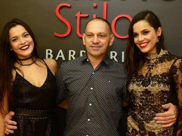 Ex-BBBs Emilly Araújo e Mayla Araújo com o pai, Volnei Alves, em festa na Zona Oeste do Rio (Foto: Roberto Teixeira/ EGO)