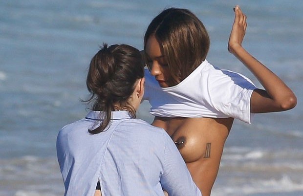 Modelo britânica Jourdan Dunn mostra demais em prais do Rio (Foto: AKM)