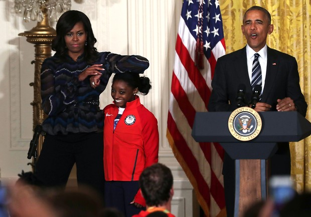 Michelle Obama brinca com a atleta Simone Biles em evento na Casa Branca para celebrar os recordes atingidos durante a Olimpíada Rio 2016 (Foto: Getty Image)