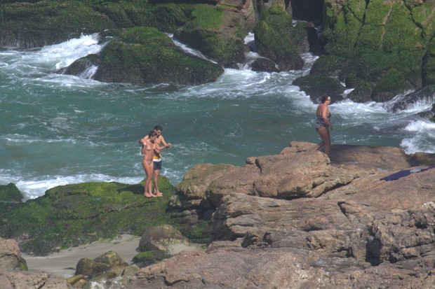 Cauã com a namorada na praia da Joatinga no Rio de Janeiro (Foto: AGNEWS )